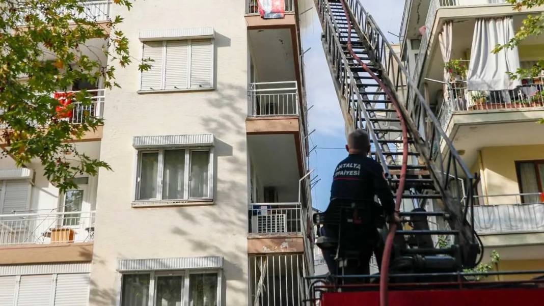 Antalya’da Apartman Dairesi Küle Döndü! Ev Sahibi Gözyaşlarına Boğuldu 2